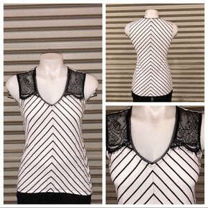 🛍️White House Black Market XS top black and white